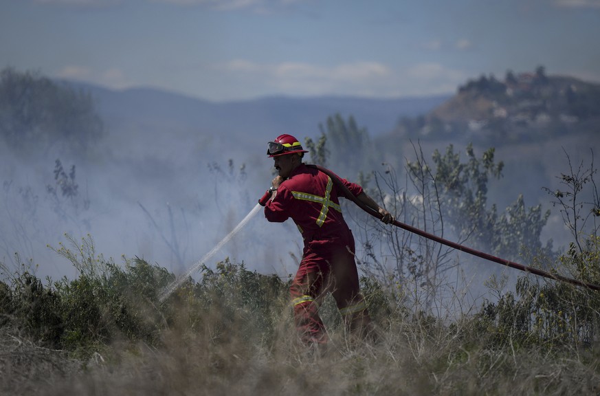 Un pompier affronte les flammes, en Colombie Britannique, dont la capitale est l'île de Vancouver.