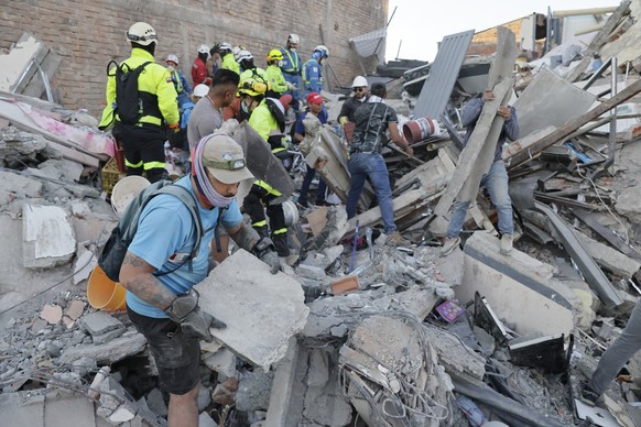 epa13161505 People search through the debris of a damaged building following a 7.4-magnitude earthquake in Pereira, Colombia, 11 August 2026. According to Colombia?s National Unit for Disaster Risk Ma ...
