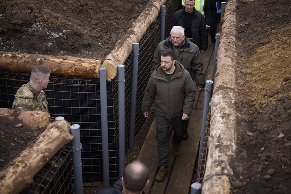 epa11247120 A handout picture made available by the Presidential Press Service shows Ukrainian President Volodymyr Zelensky (C) visiting the 117th Seperate Territorial Defence Brigade during a working ...