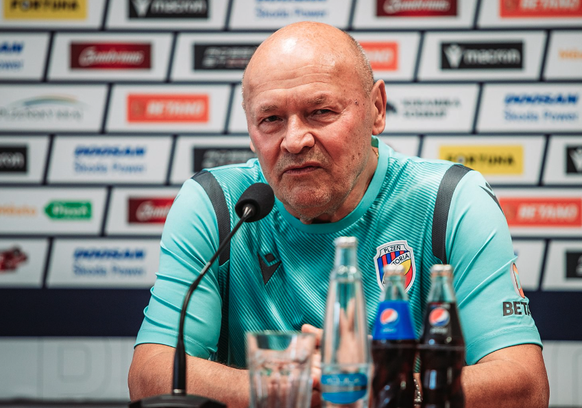 Miroslav Koubek (72 ans), coach du Viktoria Plzen, insiste sur la discipline tactique.