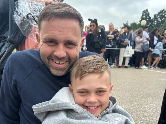 Neil Gilson aux côtés de son fils Jack, dont la maladie a longtemps été mal diagnostiquée.