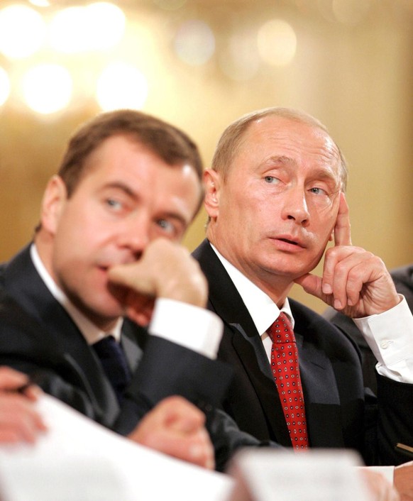 epa01154423 Russian First Deputy Prime Minister Dmitry Medvedev (L) and Russian President Vladimir Putin (R) attend the All Russian meeting of the Councils of Municipalities of the Constituent Territo ...