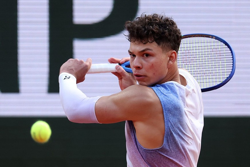 PARIS, FRANCE - JUNE 01: Ben Shelton of United States plays a backhand against Carlos Alcaraz of Spain during the Men&#039;s Singles Fourth Round match on Day Eight of the 2025 French Open at Roland G ...