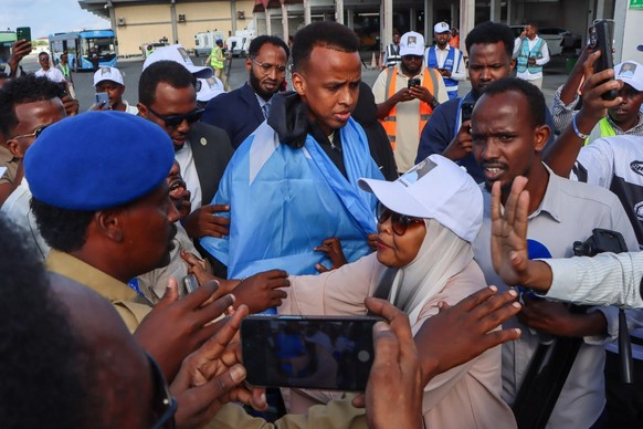 Omar Artan, arbitre somalien de la FIFA refoulé par les Etats-Unis, à son retour à Mogadiscio.