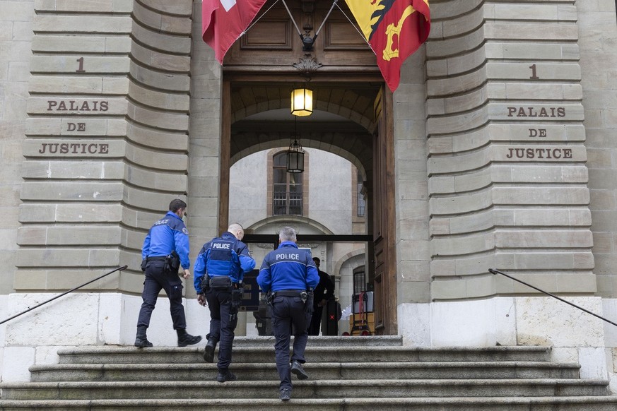 Des policers de la police genevoise entrent au Palais de Justice ou a lieu la lecture du verdict du proces de l&#039;elu PLR Simon Brandt accuse d&#039;avoir divulgue un rapport sur les frais des fonc ...