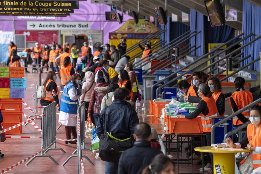 Environ 2500 personnes auront attendus pendant 3 a 4 heures afin d'obtenir un sac d'alimentations, lors d'une distribution organisee par la Caravane de la Solidarite Geneve et aider par ...