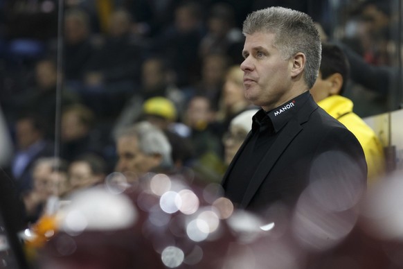 Geneve-Servette&#039;s Assistant coach Louis Matte looks the game, during a National League regular season game of the Swiss Championship between Geneve-Servette HC and HC Davos, at the ice stadium Le ...