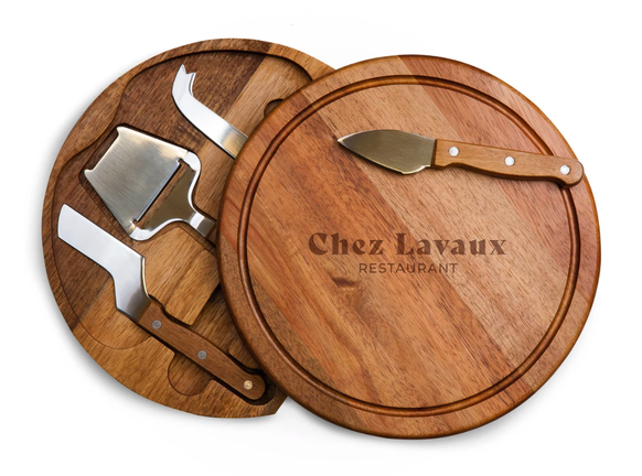 Qui veut un set de plateaux de fromages et de couteaux en véritable bois d'arbre et inspiré d'Emily In Paris pour 58 dollars?