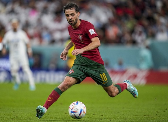 Portugal&#039;s Bernardo Silva runs with the ball during the World Cup group H soccer match between Portugal and Uruguay, at the Lusail Stadium in Lusail, Qatar, Monday, Nov. 28, 2022. (AP Photo/Abbie ...