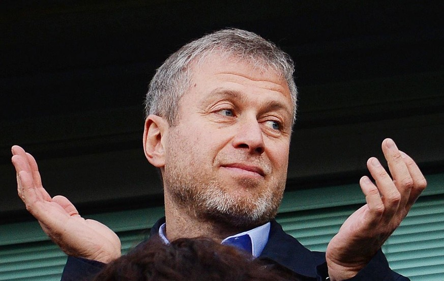 epa04136238 Chelsea owner Roman Abramovich applauds during the English Premier League soccer match between Chelsea FC and Arsenal FC at Stamford Bridge in London, Britain, 22 March 2014. Chelsea won 6 ...