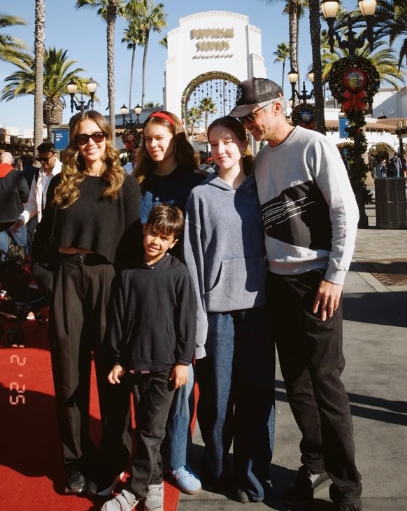 Le couple était ensemble avec leur progéniture pas plus tard que la semaine dernière, alors qu'ils célébraient l'anniversaire de leur plus jeune fils aux Universal Studios.
