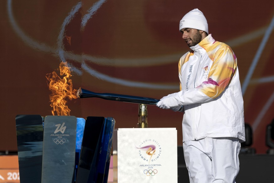 epa12573783 Italy&#039;s swimmer Gregorio Paltrinieri holds the torch with the Olympic flame during the Torch Relay to Milano-Cortina 2026 Olympic Games, in Rome, Italy, 06 December 2025. EPA/MASSIMO  ...