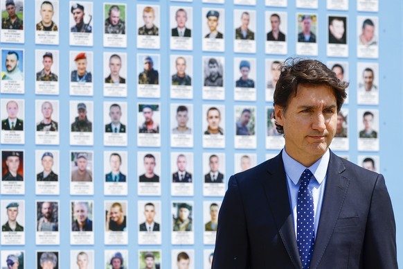 epa10683069 Canadian Prime Minister Justin Trudeau visits the Wall of Remembrance to pay tribute to killed Ukrainian soldiers, in Kyiv (Kiev), Ukraine, 10 June 2023, amid the Russian invasion. EPA/VAL ...