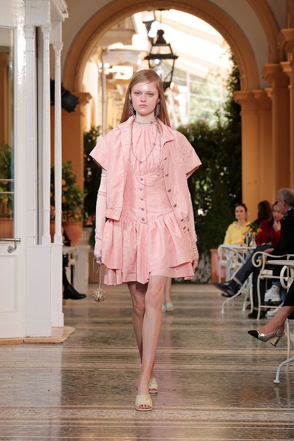 COMO, ITALY - APRIL 29: A model walks the runway at the Chanel Cruise 2025 fashion show at Villa D&#039;Este on April 29, 2025 in Como, Italy. (Photo by Jacopo M. Raule/Getty Images)