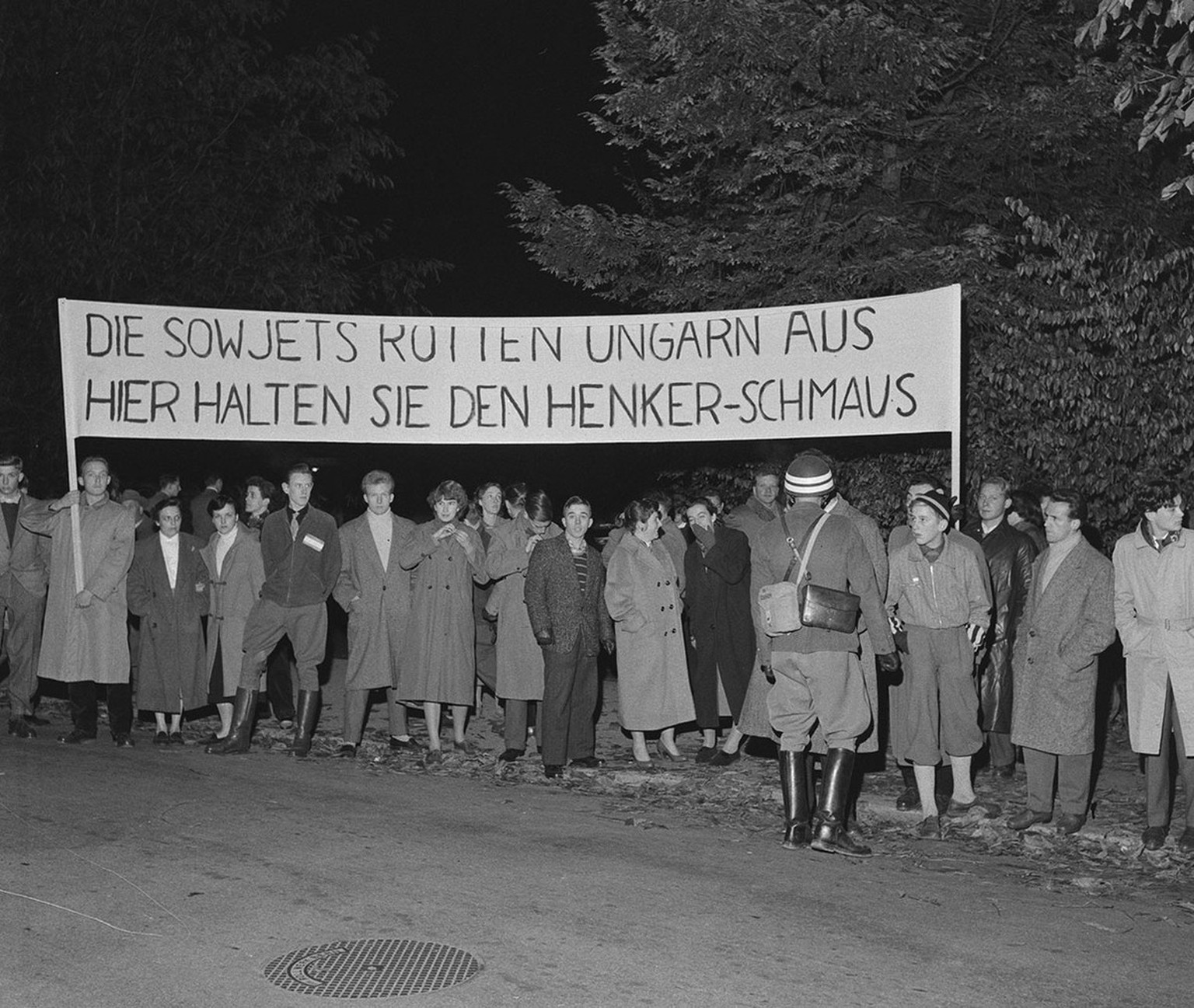 L’insurrection hongroise de 1956 marqua les esprits jusqu’en Suisse. Des démonstrations de solidarité eurent lieu à maints endroits, et du matériel d’urgence fut envoyé en Hongrie. La Suisse accueilli ...