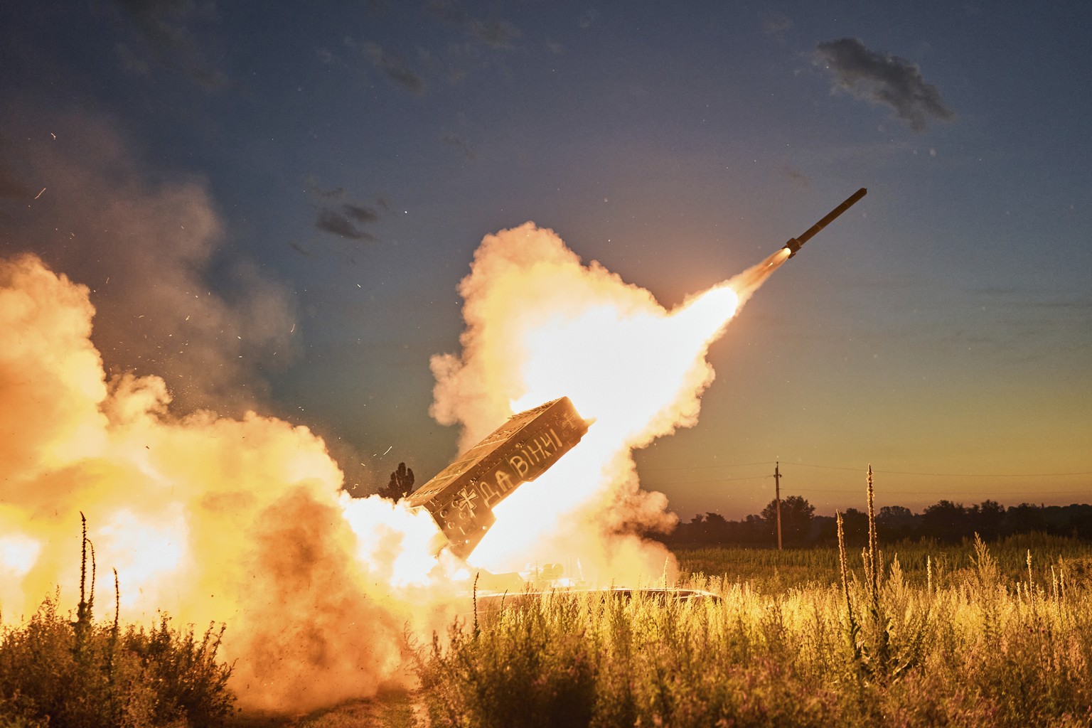 L&#039;artillerie ukrainienne tire sur les positions russes dans la région de Lougansk, été 2023.