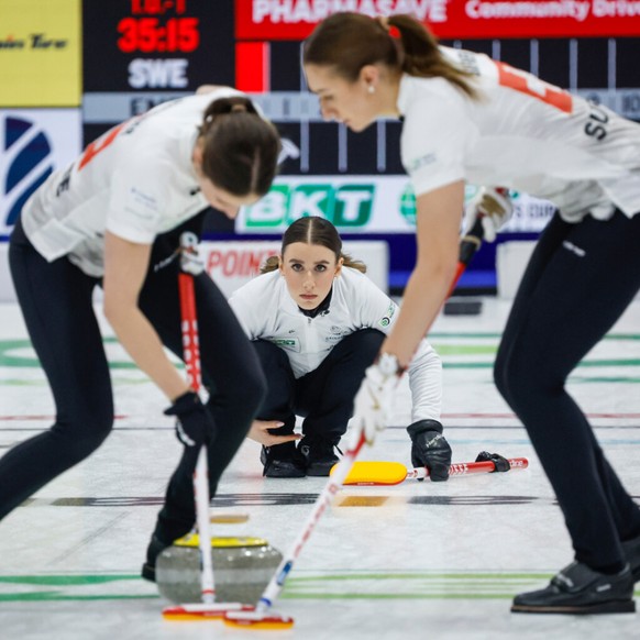 La skip Xenia Schwaller (au centre) et ses équipières sont en finale du Mondial de Calgary