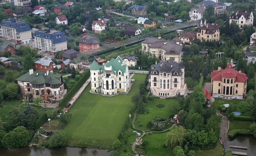 Le Roublevka, c'est le «Beverly Hills russe»: le quartier le plus huppé de Russie, situé à dix kilomètres du centre de la capitale. On y trouve les mansardes de la plupart des puissants du pays. Pouti ...