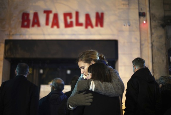 Devant le Bataclan, 13 novembre 2016.