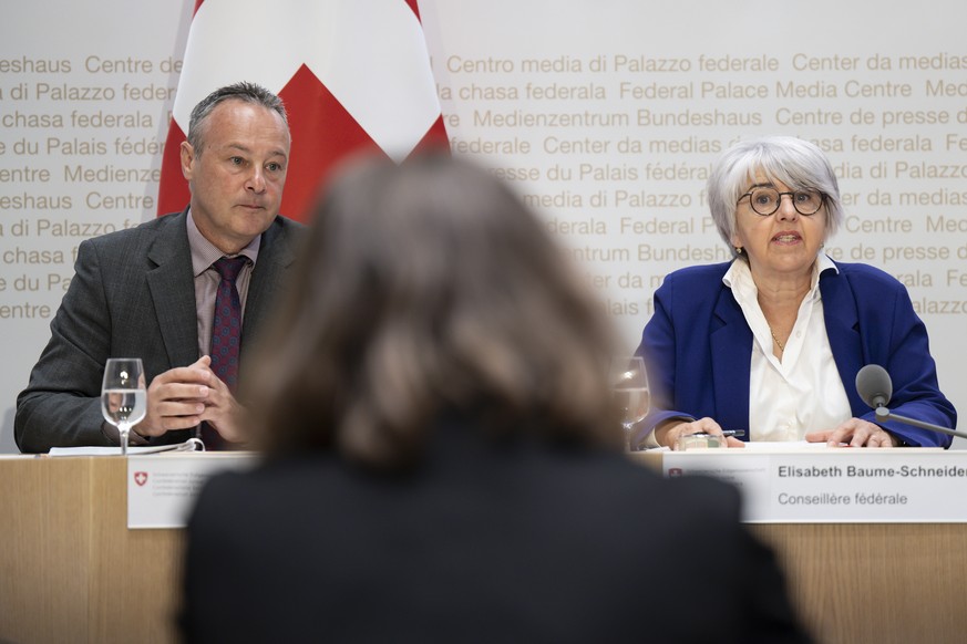 Bundesraetin Elisabeth Baume-Schneider, rechts, und Stephane Rossini, Direktor BSV, sprechen an einer Medienkonferenz ueber die Reform der beruflichen Vorsorge, am Montag, 24. Juni 2024, in Bern. Das  ...
