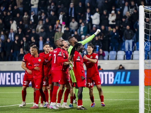 Francis Uzoho et ses coéquipiers après l&#039;arrêt du gardien nigérian sur le penalty de Custodio à la dernière minute