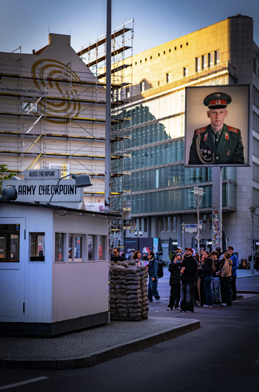 Le faux poste de garde à Checkpoint Charlie: la photo du soldat russe qui y a tenu la dernière garde est accrochée au-dessus du point d'accès. De l'autre côté figure le visage du soldat américain qui  ...