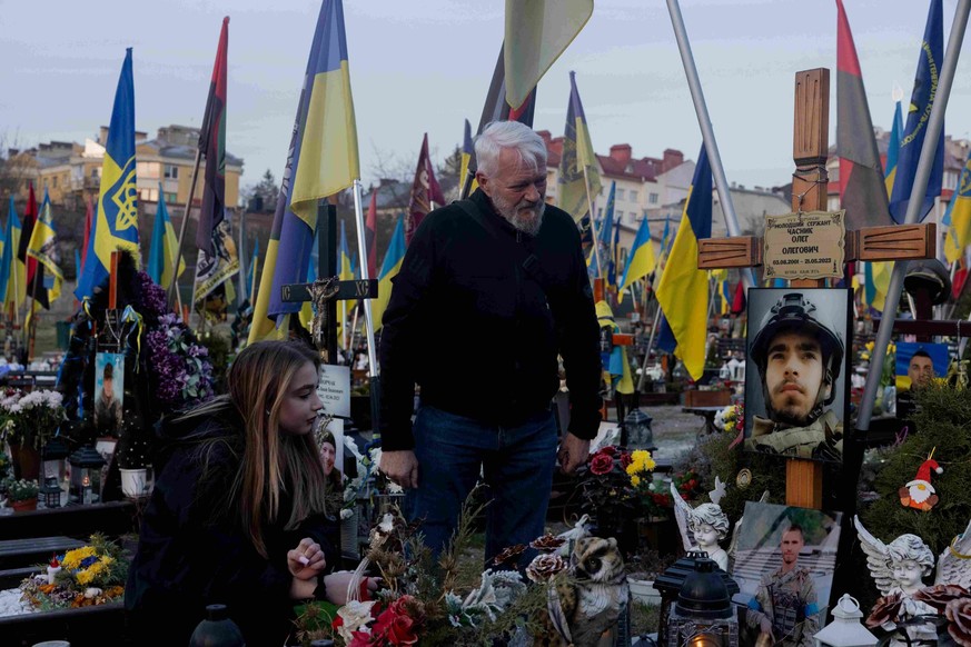 Oleksiy Kravchuk, 62 ans, directeur artistique du Théâtre académique « Les Hommes et les Poupées » de Lviv, metteur en scène, comédien et vétéran, se tient parmi les tombes des soldats ukrainiens tomb ...