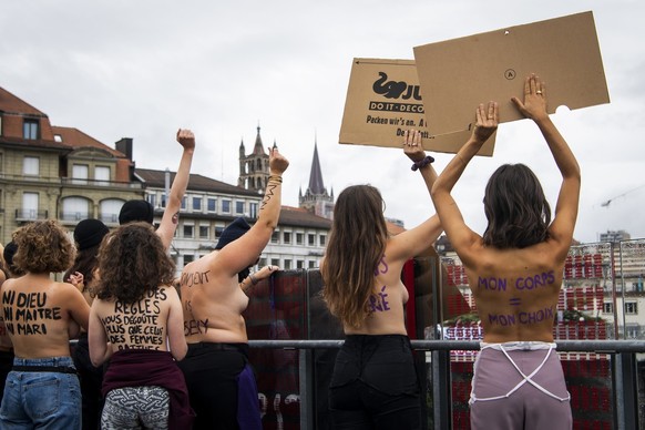 Des femmes manifestaient seins nus lors de la grève féministe, dimanche 14 juin 2020 a Lausanne.