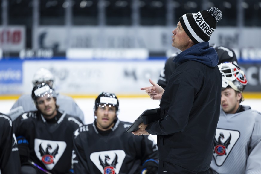 Roger Roennberg, neuer Cheftrainer HC Fribourg-Gotteron, spricht mit seinen Spielern waehrend einem Training, am Montag, 4. August 2025 in der BCF Arena in Fribourg. (KEYSTONE/Peter Klaunzer)