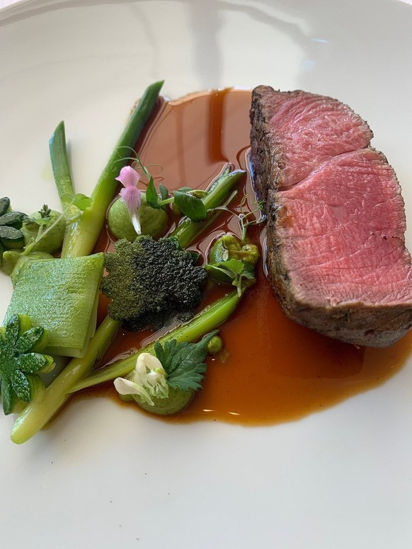 Sophie_r
293 Beiträge
Beautiful setting and delicious food 
We visit the Anne-Sophie Pic restaurant during lunch. We went for the emotion menu which was a fantastic choice with a very fair price for a ...