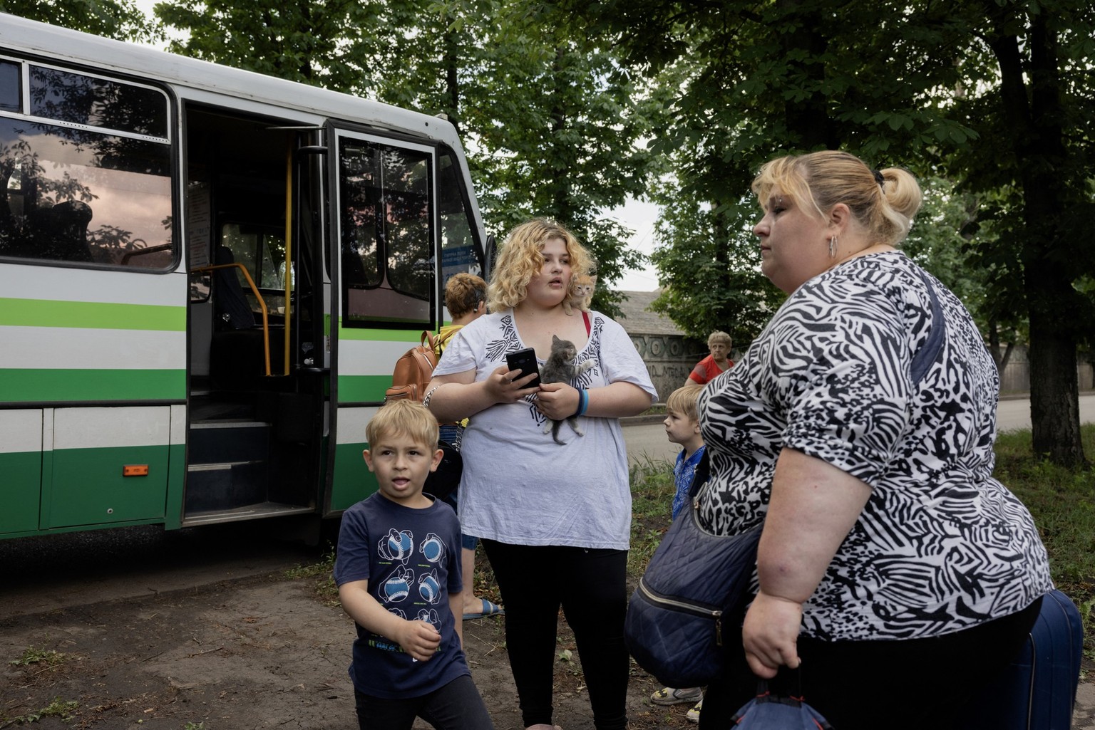 Une famille attend un bus d&#039;évacuation à Mezhova, dans la région de Dnipropetrovsk, le 17 juin 2025, lors de l&#039;invasion russe de l&#039;Ukraine.