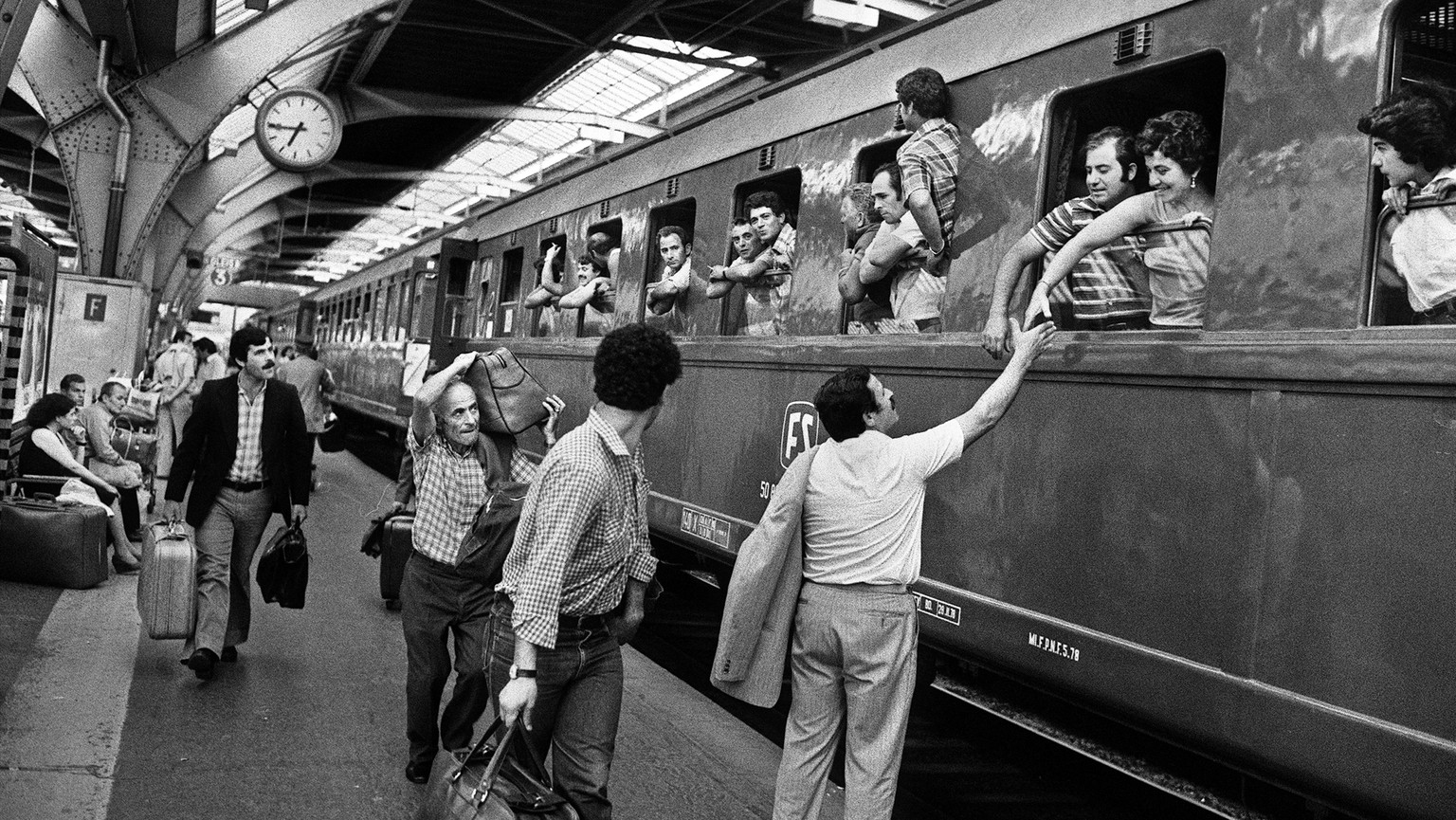 ZUM 75-JAEHRIGEN JUBILAEUM DER SBB BAHNHOFUHR (1944) STELLEN WIR IHNEN FOLGENES BILDMATERIAL ZUR VERFUEGUNG --- Italienische Gastarbeiter steigen am 1. Juni 1979 im Hauptbahnhof Zuerich, in den bereit ...