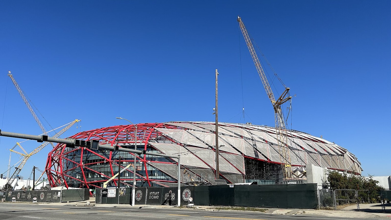 Der Intuit Dome in Inglewood bei Los Angeles im US-Bundesstaat Kalifornien. Wird das neue Stadion der Basketballmannschaft L.A. Clippers. Eröffnung geplant im August 2024. Hier der Stand der Bauarbeit ...