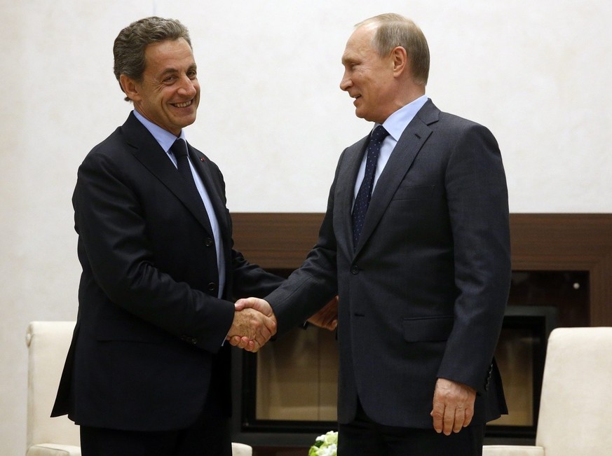 epa05001926 Russian President Vladimir Putin (R) welcomes former French President (2007-2012) Nicolas Sarkozy (L) prior to their meeting at Novo-Ogariovo residence outside Moscow, Russia, 29 October 2 ...