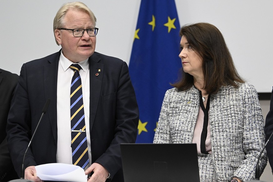 Le ministre suédois de la Défense, Peter Hultqvist (à gauche), et la ministre suédoise des Affaires étrangères, Ann Linde, présentent une analyse de la politique de sécurité lors d&#039;une conférence ...