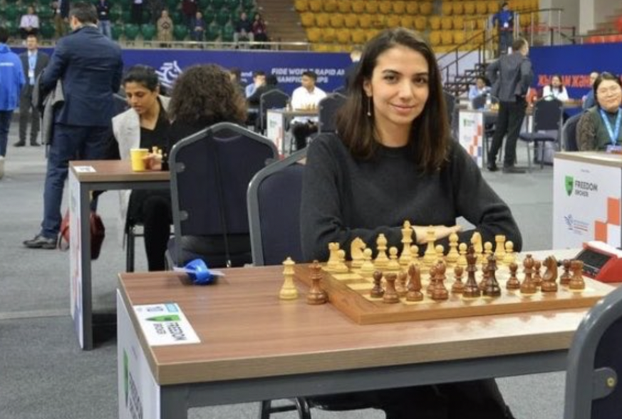 L'Iranienne Sara Khadem al-Sharieh, ici aux championnats du monde d'Almaty au Kazakhstan ce 26 décembre, a joué sans son voile islamique, pourtant obligatoire en Iran.