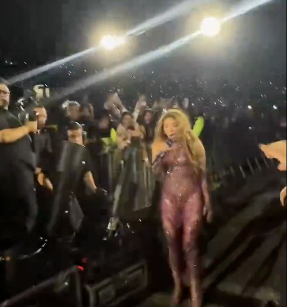 Oh mon Gillou, tu tombes bien! 🎶 Waka Waka, eh, eh!🎶