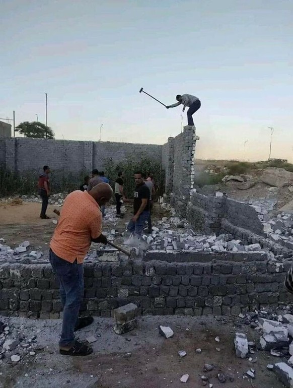 Faildienstag: Photos before desaster: Mit Hammer in Mauer schlagen, wo man draufsteht