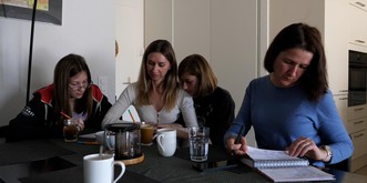 Fuir la guerre et arriver en Suisse: une mère et ses filles racontent