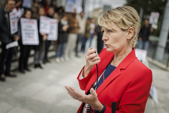 La conseillere d&#039;Etat vaudoise Isabelle Moret s&#039;exprime alors que des journalistes et employes de Tamedia Suisse romande participent a un debrayage protestant contre un projet de restructura ...