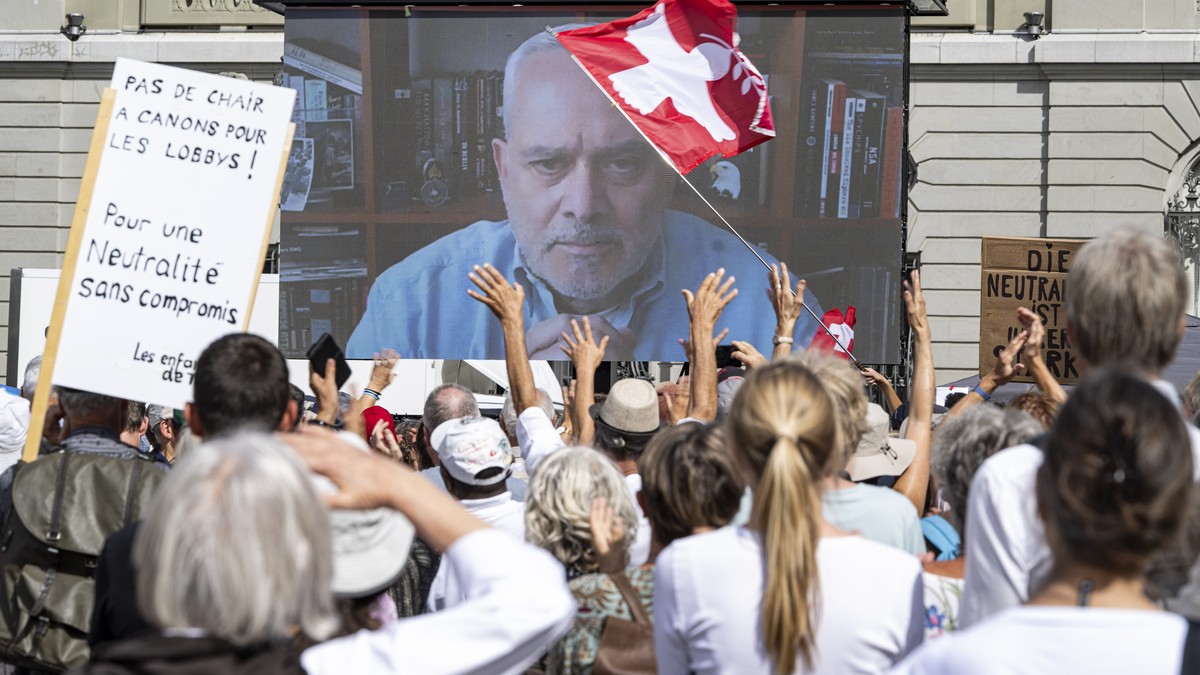 Accusé de relayer la propagande prorusse, l’ancien colonel suisse reste soumis au gel de ses avoirs et à des restrictions de
