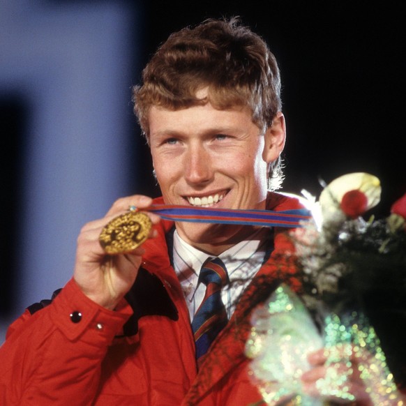 Bildnummer: 05161721 Datum: 15.02.1988 Copyright: imago/Sven Simon
Pirmin Zurbriggen (Schweiz) - Olympiasieger 1988 in der Abfahrt; Vdia, quer close Aufmacher Sieg, Sieger Olympiasieg Jubel Gold Meda ...