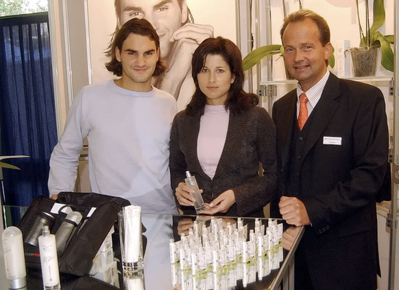 En 2003, Roger Federer lance une gamme de produits cosmétiques avec sa future épouse Mirka et Joachim Benke.
