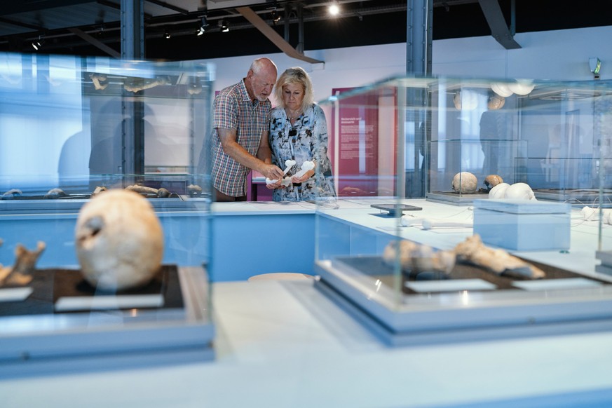 Ehepaar schaut sich Knochenausstellung im Museum zu Allerheiligen an.
