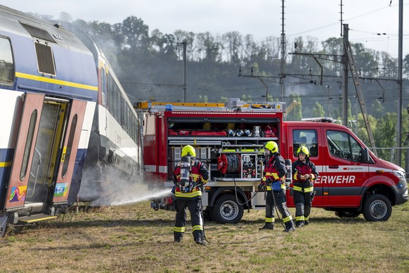 Ein Ersteinsatzfahrzeug steht bei einem Uebungszug in Schraeglage waehrend einer Uebung der SBB Feuerwehr - Intervention in Olten, am Mittwoch, 5. August 2026. Seit 20 Jahren steht die SBB Feuerwehr - ...