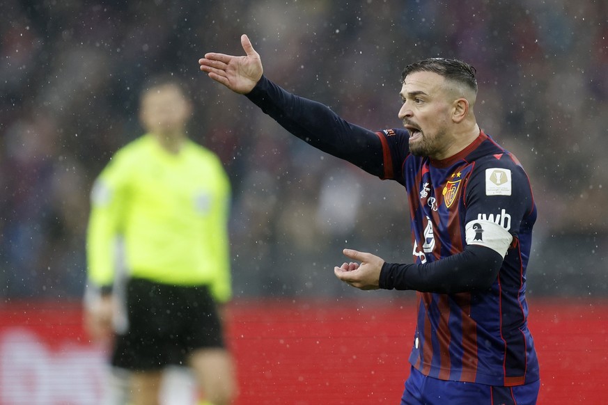 Xherdan Shaqiri (FCB) reklamiert beim Linienrichter im Super League Spiel zwischen dem FC Basel und dem FC Lugano, am Sonntag, 9. November 2025 im Stadion St. Jakob-Park in Basel. (KEYSTONE/Peter Klau ...