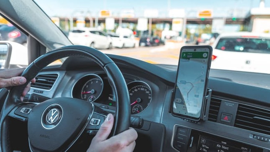 Un téléphone portable avec Google Maps dans une voiture: il existe désormais une nouvelle mise à jour.