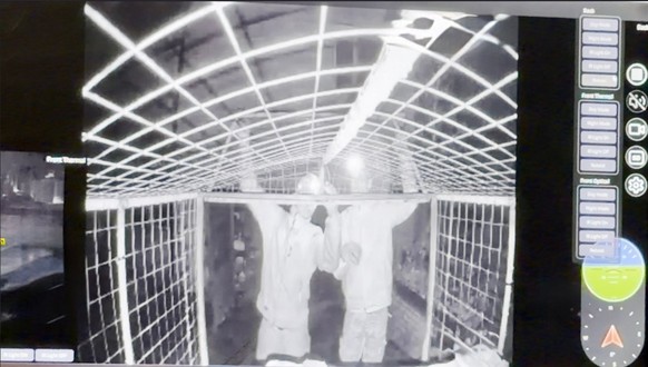 Dans le hameau, des caisses et des cartons sont déchargés de la cage grillagée du NRK.