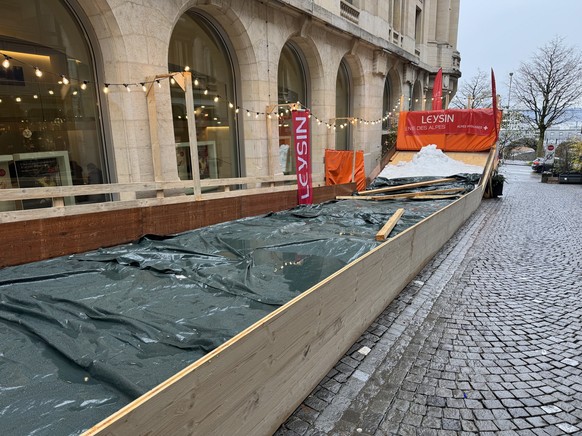 Sur place, aucune indication sur la provenance de la neige.