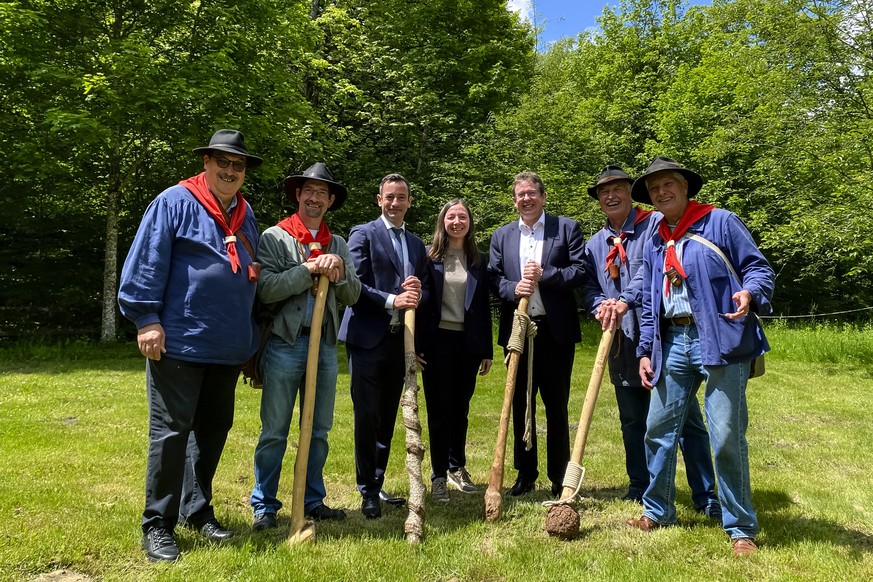 Le Conseiller federal Albert Roesti, droite, pose avec les Brigands du Jorat et le conseiller d&#039;Etat vaudois Vassilis Venizelos, gauche, et la conseillere municipale de la ville de Lausanne Natac ...